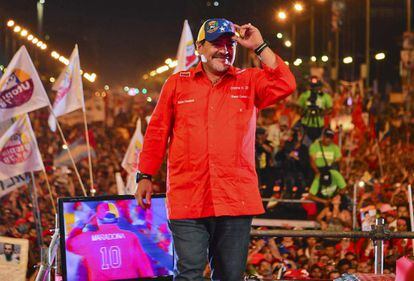 La leyenda del f&uacute;tbol argentino, Diego Armando Maradona,particip&oacute; en el acto de cierre de campa&ntilde;a de Nicol&aacute;s Maduro, el candidato oficial a la Presidencia de Venezuela.