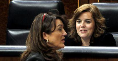 La vicepresidenta del Gobierno, Soraya Sáenz de Santamaría (derecha), y la portavoz socialista, Soraya Rodríguez.