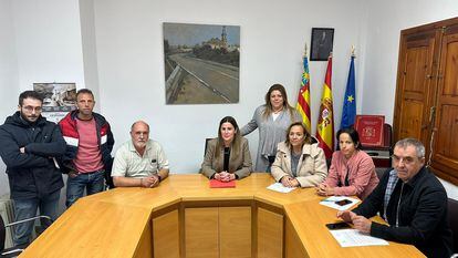La alcaldesa, Maite Pérez, y el concejal del PP, Filiberto Prats, ambos sentados en el centro, junto con el resto de concejales de Albalat dels Tarongers, tras el pleno de este viernes.