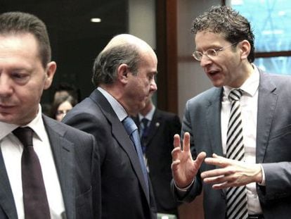 El ministro espa&ntilde;ol de Econom&iacute;a, Luis de Guindos, charla con su hom&oacute;logo holand&eacute;s y presidente del Eurogrupo, Jeroen Dijsselbloem 