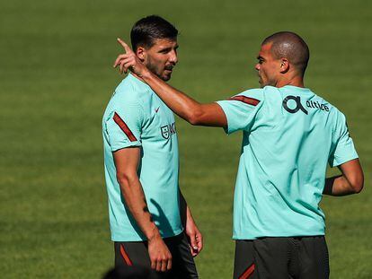 El portugués Pepe (derecha) conversando con el central Rúben Dias en el entrenamiento de la selección portuguesa el pasado 7 de junio.