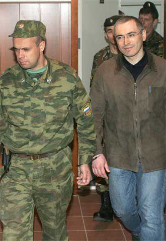 Mijaíl Jodorkovski entra ayer en el Tribunal de Distrito de Moscú.