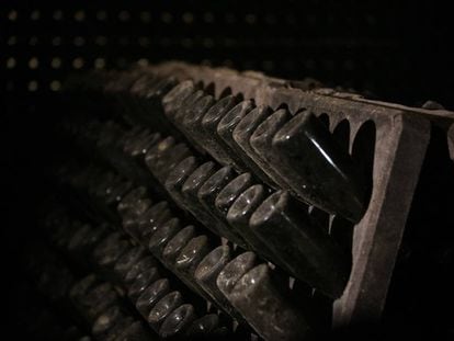 Botellas de cava reposando en una bodega.