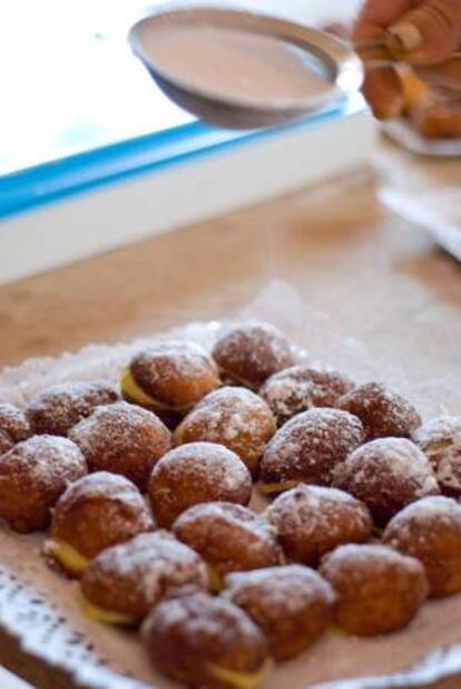 Buñuelos con crema de azafrán de Camuñas