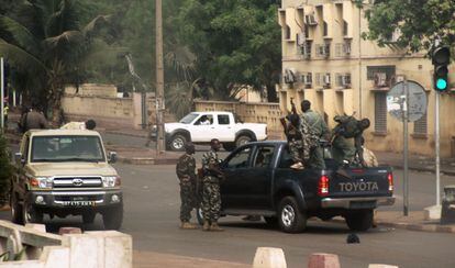 Un grupo de soldados en las calles de Bamako, capital de Mal&iacute;. 