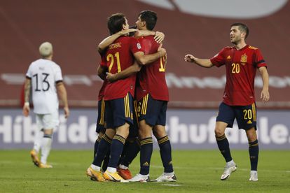 Los jugadores españoles celebran el sexto gol de España durante el partido de la Liga de las Naciones ante Alemania la noche del 17 de noviembre.