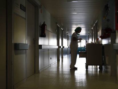 Una trabajadora sanitaria en un hospital de Madrid