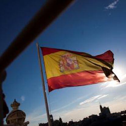 La bandera española ondea en el tejado del Banco de España