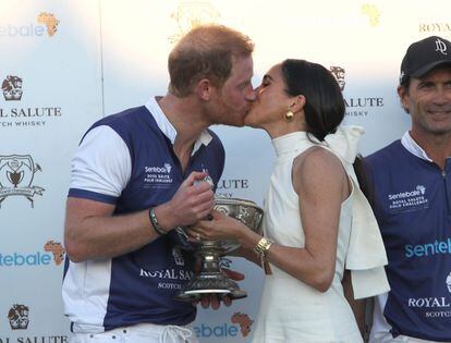 Meghan Markle presented the trophy to Harry of England.