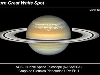 Imagen de la colosal tormenta en el planeta de los anillos fotografiada en marzo de 2011 por el telescopio espacial <i>Hubble</i>.