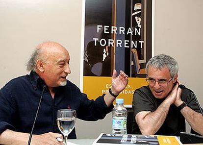 Ferran Torrent (a la derecha) y Manuel Vicent, durante la presentación de <i>Especies protegidas</i>.
