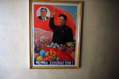 Un retrato propagandístico de Kim Jong-il y Kim Il-sung.