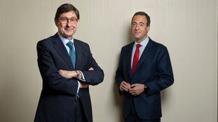 Jose Ignacio Goirigolzarri y Gonzalo Gortázar, presidente y consejero delegado de CaixaBank, el viernes en Madrid.