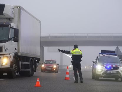 Los Mossos d'Esquadra regulan el tráfico en la AP-2, en Lleida, tras un accidente de circulación.