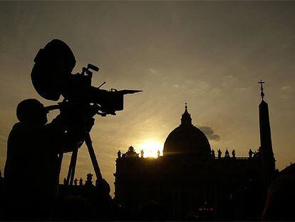 Un camarógrafo filma el atardecer ayer en el Vaticano.