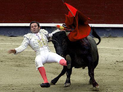 Luis Miguel Encabo sufrió una voltereta sin consecuencias al comenzar la faena a su primer toro.