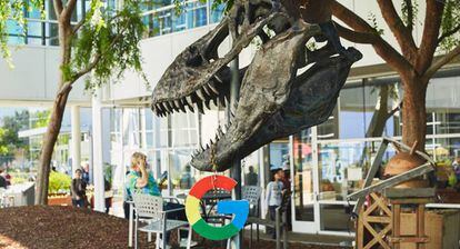 Esqueleto de un dinosaurio en la sede de Google en Mountain View (California).