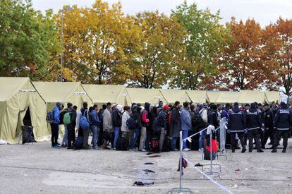 Decenas de refugiados esperan para ser trasladados a un centro en Sredisce ob Dravi (Eslovenia), el 20 de octubre de 2015.