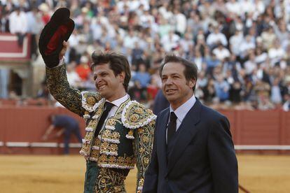 El Juli junto a Justo Hernández, ganadero de Garcigrande, cuyo toro de nombre 'Orgullito' ha sido indultado.