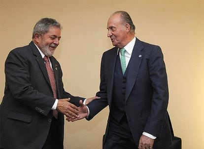 El presidente de Brasil, Luiz Ignacio Lula da Silva, estrecha la mano al Rey Juan Carlos I.