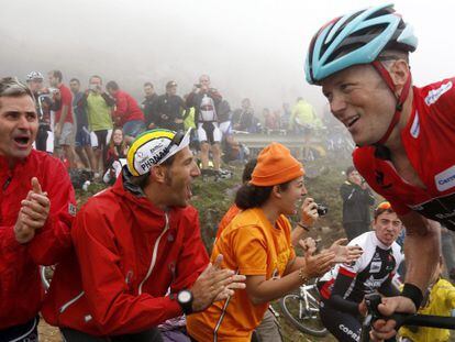 Horner, durante la ascensión al Angliru, animado por los aficionados.