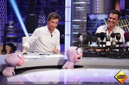 Pedro Sánchez (d), secretario general del PSOE, en el programa de televisión "El Hormiguero", presentado por Pablo Motos, en septiembre de 2014.