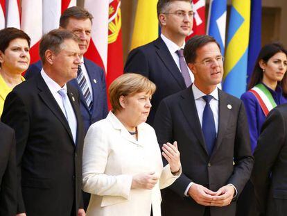 Los líderes europeos se colocan para hacerse la foto de familia durante la cumbre por el 60 aniversario del Tratado de Roma. Vídeo: Rajoy, tras el evento.