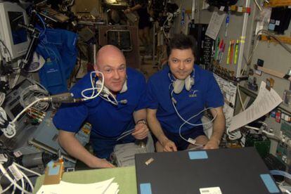 Los astronautas Andr&eacute; Kuipers (izquierda) y Oleg Kononenko ensayando la maniobra de llegada del ATV &lsquo;Edoardo Amaldi&rsquo; a bordo de la Estaci&oacute;n Espacial Internacional.