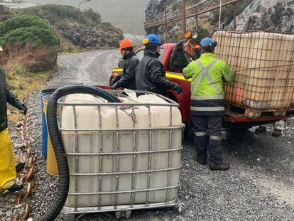 Foto distribuida por la Armada chilena que muestra a oficiales trabajando en contener el derrame de diésel en la Patagonia.