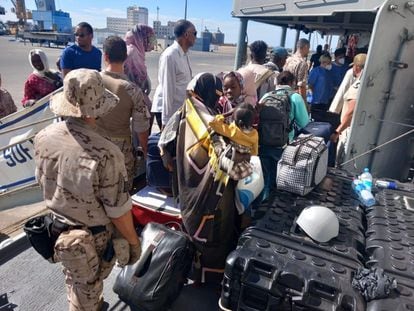 Evacuación de ciudadanos de la Unión Europea en la fragata 'Reina Sofía'.