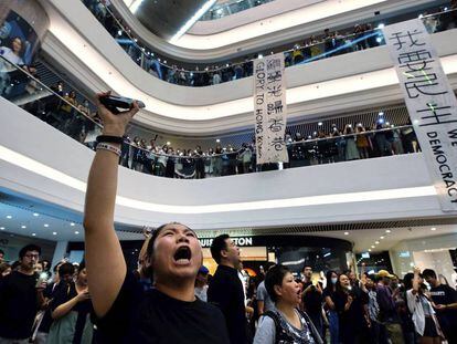 Manifestantes prodemocracia se reúnen en un centro comercial de Hong Kong para cantar el himno. 
