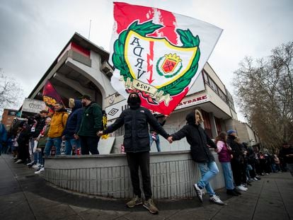 Aficionados del Rayo Vallecano forman una cadena humana en protesta por el posible traslado del estadio.
