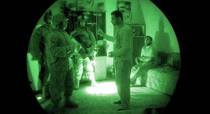 Marines estadounidenses interrogan a un iraquí en una operación de búsqueda de insurgentes.