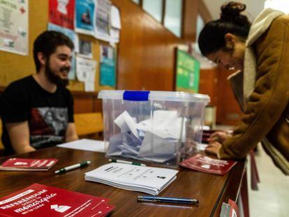 Una estudiante vota en la consulta popular sobre la Monarquía realizada hoy en la Facultad de Medicina de la Universidad Autónoma de Madrid. 
