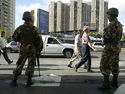 Militares del Ejército venezolano vigilaban ayer una calle del centro de Caracas.