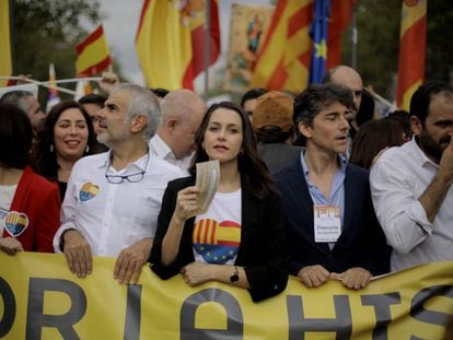Dirigentes de Ciudadanos en la manifestación del 12 de Octubre en Barcelona este sábado. Desde la izquierda: Carlos Carrizosa (segundo por la izquierda) e Inés Arrimadas (centro).