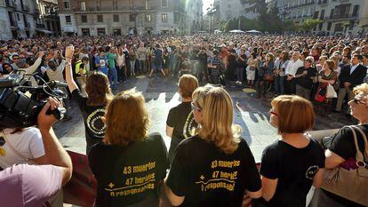 Miembros de la Asociación de Víctimas del Metro, en una de las concentraciones que durante años convocaron en Valencia para pedir justicia. 