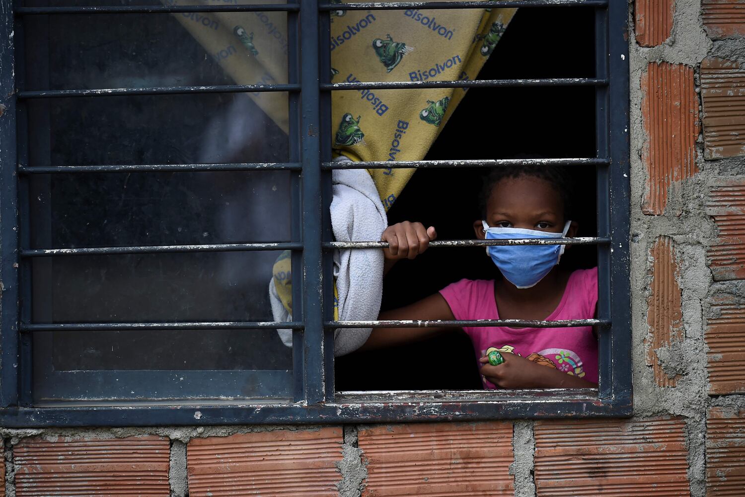 Una mujer en su casa en el distrito de Aguablanca en Cali, donde la mayoría de los habitantes viven de las remesas.