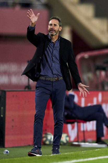 Vicente Moreno da instrucciones ante el Real Madrid.