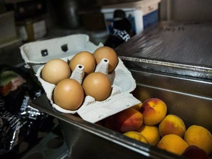 Vista de un cart&oacute;n de huevos en un restaurante 