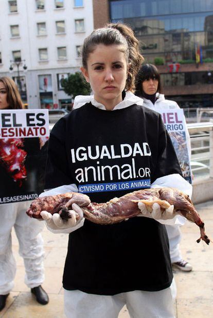 Protesta de Igualdad Animal con un visón despellejado en una granja peletera española.