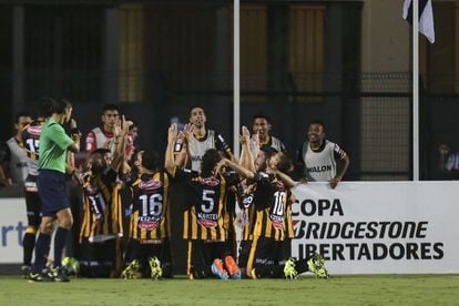 Jugadores de The Strongest celebran el gol ante Sao Paulo