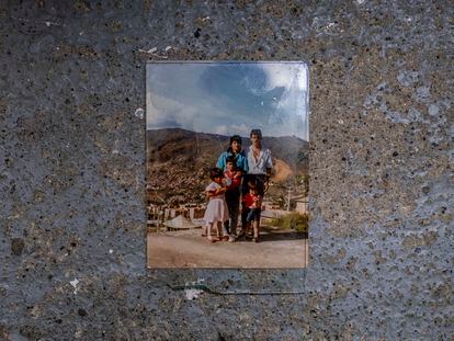 La familia de García, el primer día que se mudaron al barrio de Pablo Escobar, en la comuna 9 de Medellín, en 1984.