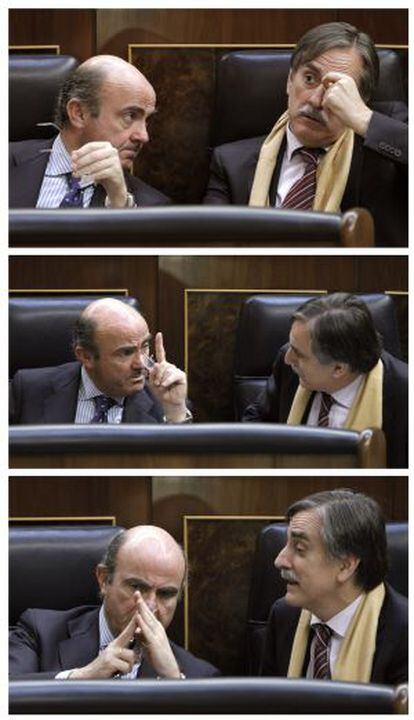 El ministro de Econom&iacute;a y Competitividad, Luis de Guindos, conversa con el exministro socialista Valeriano G&oacute;mez.