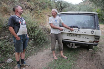 Chris, junto a su Land Rover, habla con su amigo Bernardo, cuyas aventuras en valle del Guadalfeo son una de las principales fuentes de inspiración del escritor.
