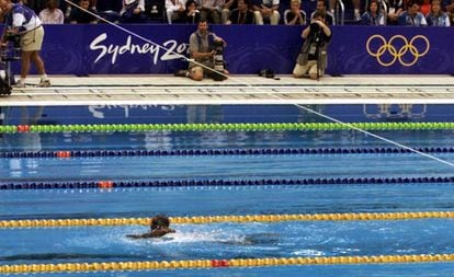 Eric Moussambai nadando una de las series de 100 metros libres masculinos en los Juegos Olímpicos de Sidney 2000.