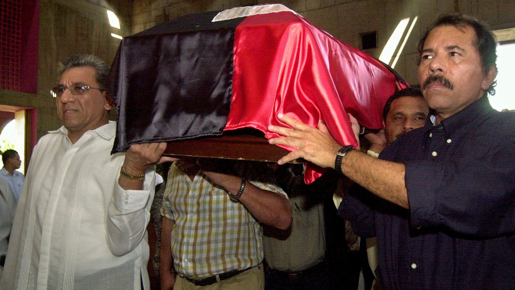 Humberto Ortega (izquierda) y Daniel Ortega (derecha) cargan el ataúd de su madre, Lidia Saveedra, en 2005.