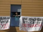 Ana Pulgar en la fachada de uno de los bloques de Encasa Cibeles en Parla