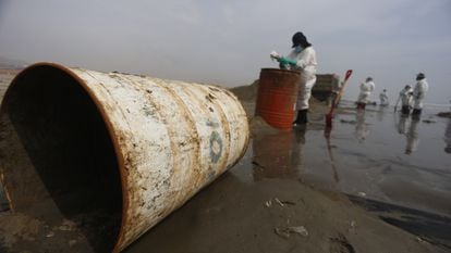 FILED - 27 January 2022, Peru, Ventanilla: Units work to clean up the oil spill at Cavero beach after about 6,000 barrels (159 liters each) of oil spilled during the unloading of a tanker at the La Pampilla refinery owned by Spanish energy company Repsol. Photo: Gian Masko/dpa
27/01/2022 ONLY FOR USE IN SPAIN