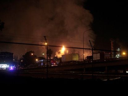 La fábrica Iqoxe, ardiendo el pasado enero.